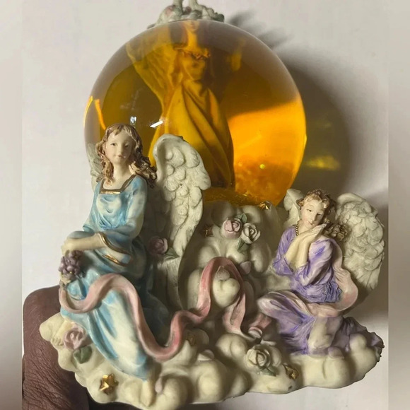 Sankyo vintage Musical snow globe featuring angels on the outside and inside. - Picture 11 of 16